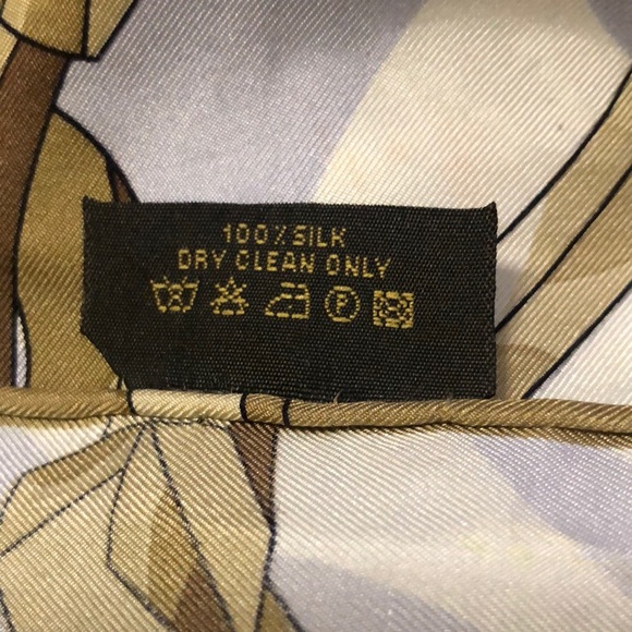 $209 AUTHENTIC GUCCI SILK SCARF GENTLY USED - Picture 5 of 7